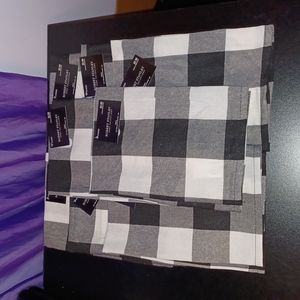 8 New Robert Stanley Home Collection Napkins